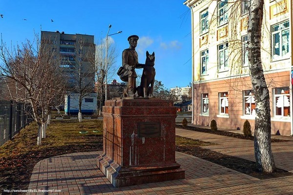 Памятник милиционеру-кинологу Фёдору Хихлушке