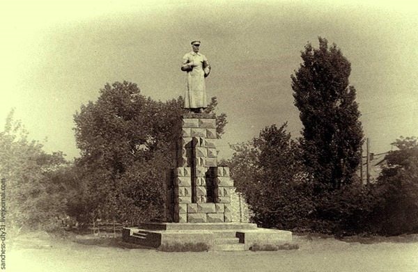 Первый памятник товарищу И.В. Сталину